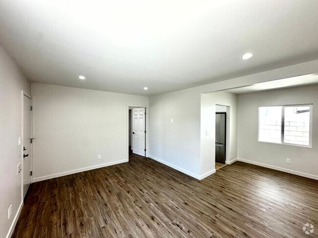 Building Photo - 2302 N Frederic St Unit 2304 N Frederic St -101 Rental
