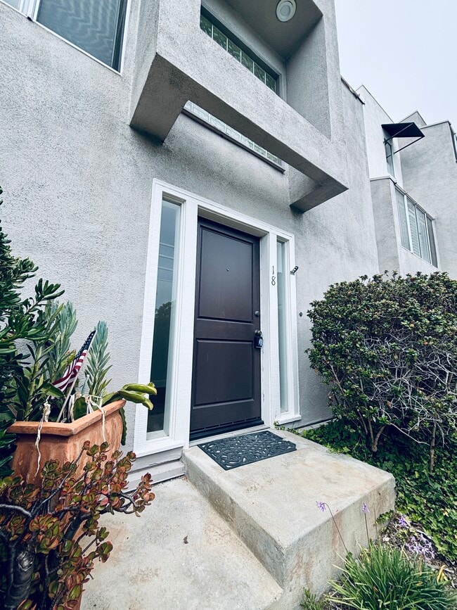 Building Photo - 501 Herondo St