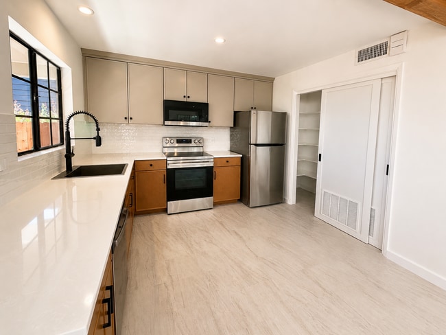 Building Photo - 532 E Arrellaga St Unit A