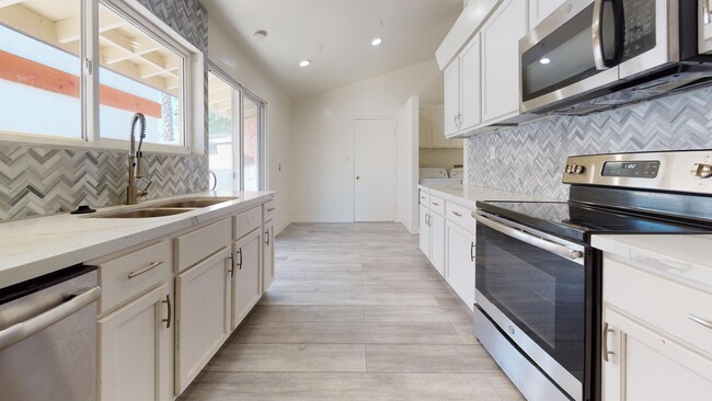 Building Photo - 5272 Manhasset Dr