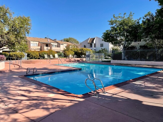 Building Photo - 1 Bed/1 Bath Condo With Bonus Room Unit #I
