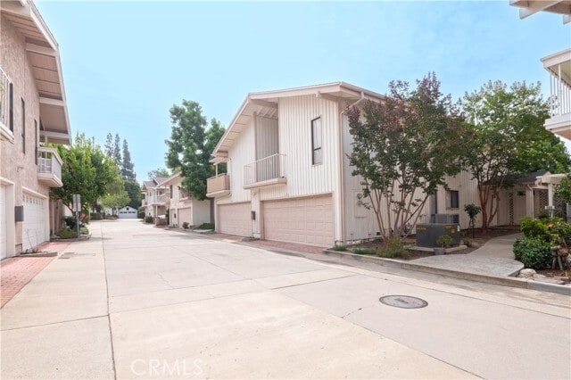 Photo - 328 W 7th