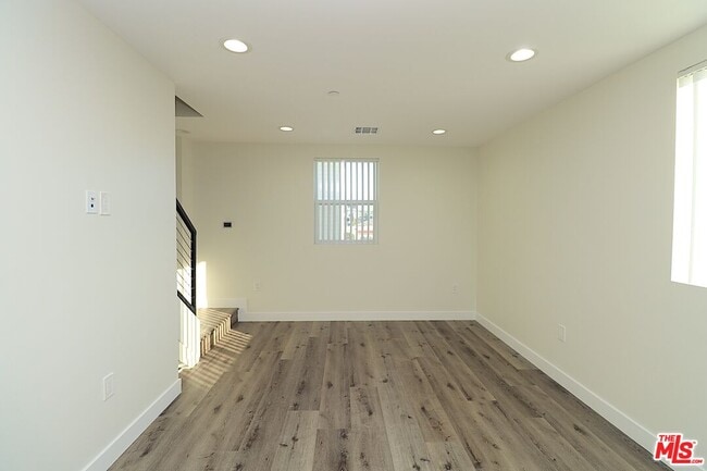 Photo - 2121 Burnside Ave Unit 2123 1/2