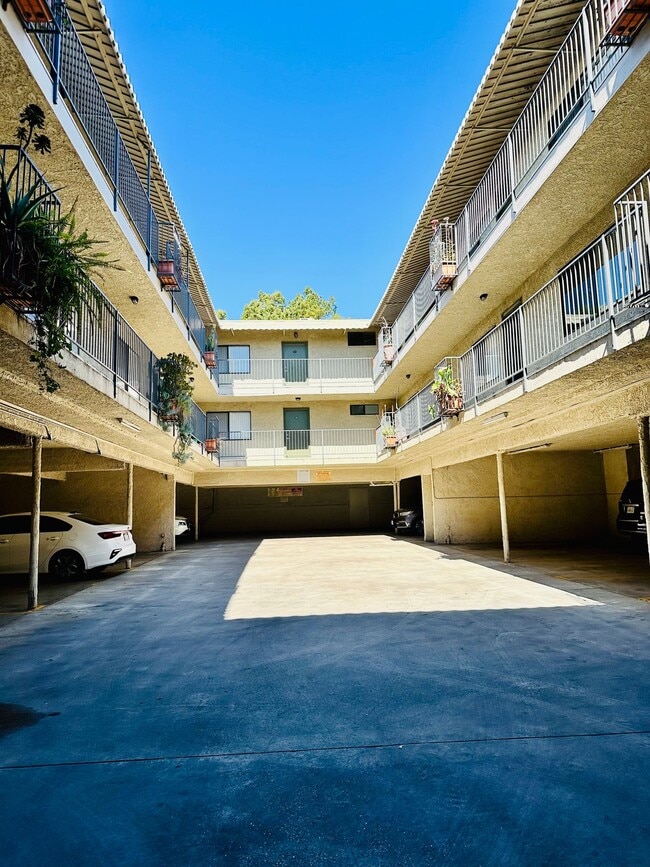 6545 Hazeltine Ave. Van Nuys, CA. - 6545 Hazeltine Ave. Van Nuys, CA. Apartments
