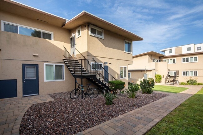 Building Photo - OPEN HOUSE: 12/20 1-2PM ~ Studio in La Jolla ~ 1 MILE from Beach! Unit 1A