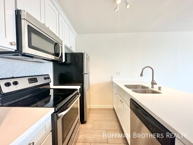 Building Photo - 724 N W Knoll Dr Unit 205