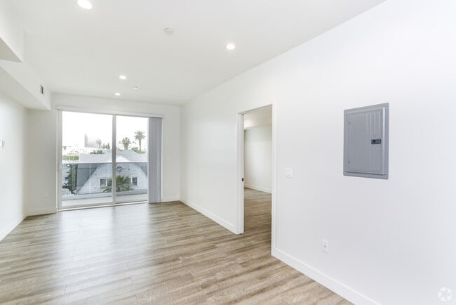 Photo - 744 Hartford Ave