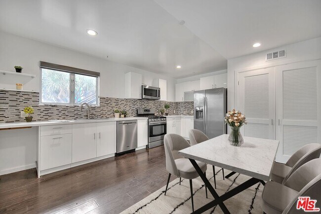 Photo - 1952 Beachwood Dr