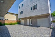 Photo - 1/2-11632 Burbank Blvd