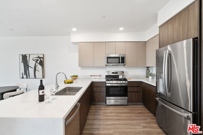 Photo - 6144 Whitsett Ave Unit 204