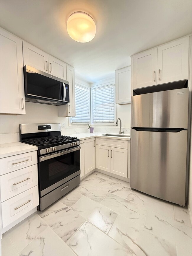 Building Photo - 1721 N Glenoaks Blvd Rental
