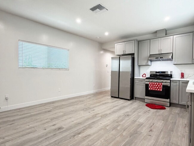 Photo - **5827 Eastbrook Ave Lakewood** Upstairs 1 bedroom 1 bath !! 2 weeks free OAC !!