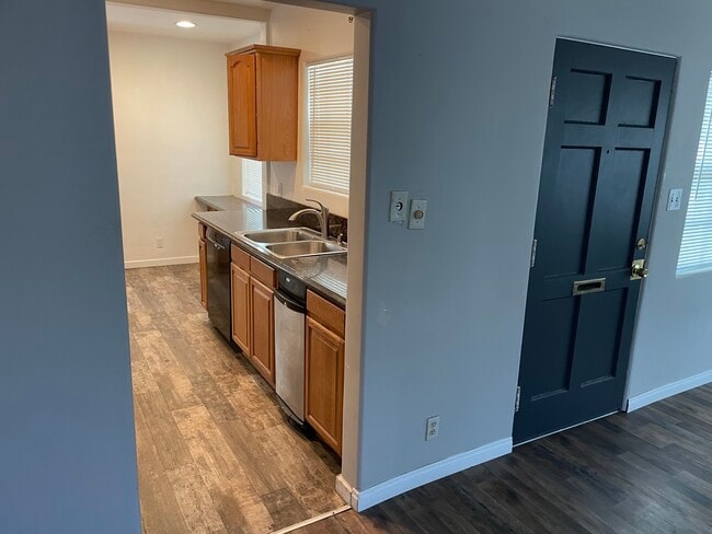 Building Photo - 5140 Newcastle Ave