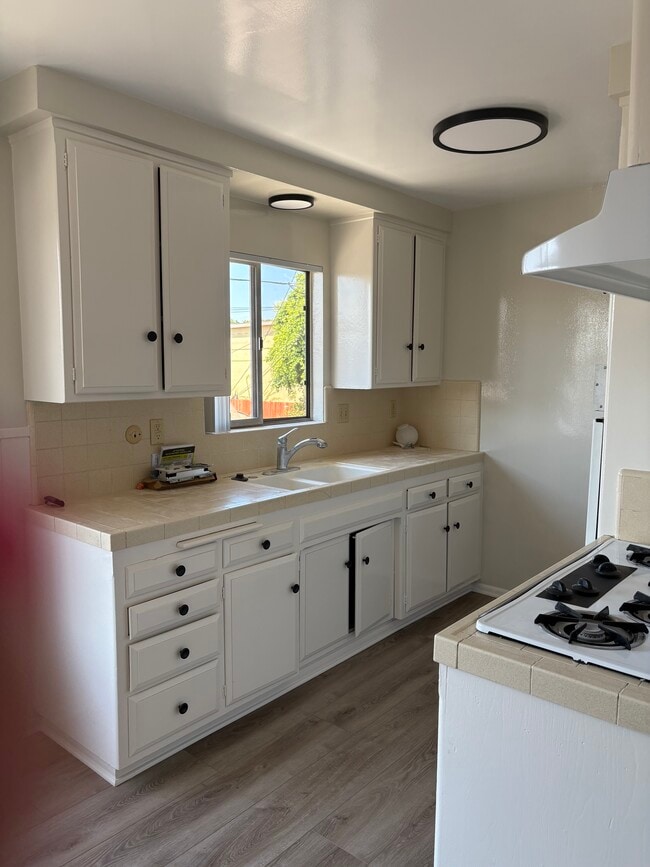 kitchen - 3430 W 170th St Unit 4