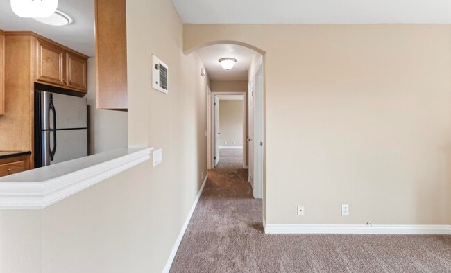 Building Photo - 9949 Erma Rd Unit 204