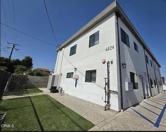 Building Photo - 6824 Ben Ave Unit 1