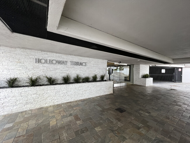 Building Photo - 8530 Holloway Dr Unit 424