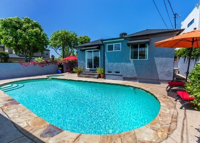 Photo - PRIVATE HOUSE.. POOL.  3 Bedroom + 2 Bath. In UNIT WASHER / DRYER