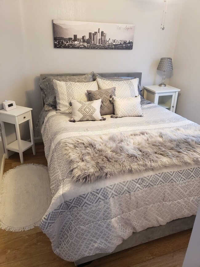 Photo - 735 W 19th St Unit 3