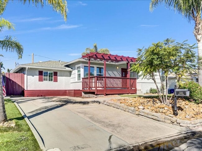 Building Photo - Spacious 4 Bed, 2 Bath Home in La Mesa with Detached Garage!