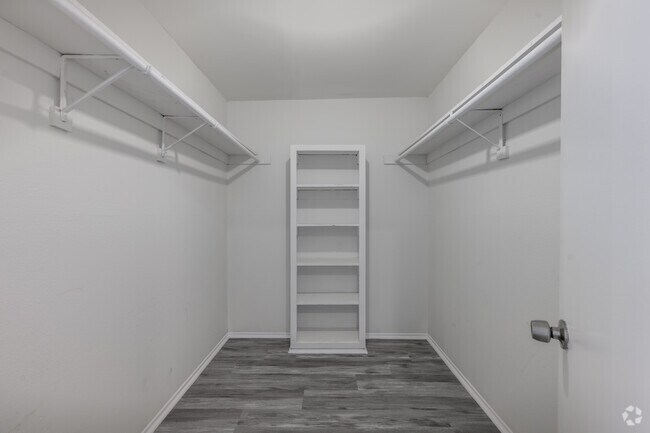 1BR, 1BA - 650SF - Walk In Closet - 14607 Gilmore St