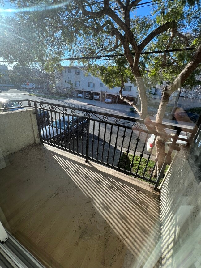 Private balcony - 608 Idaho Ave Unit 7