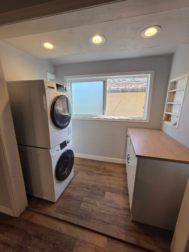 Photo - RENOVATED 2BD/1.5 BATH WITH PARKING, LAUNDRY, AND FULL H-VAC Unit 4