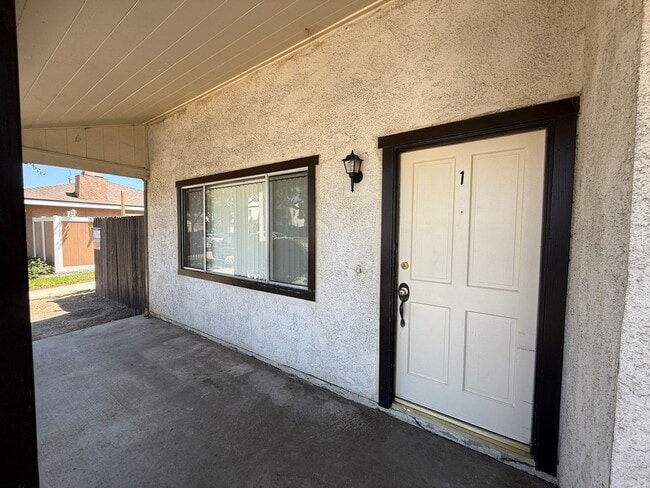 Building Photo - 1230 Hull Pl Unit 1