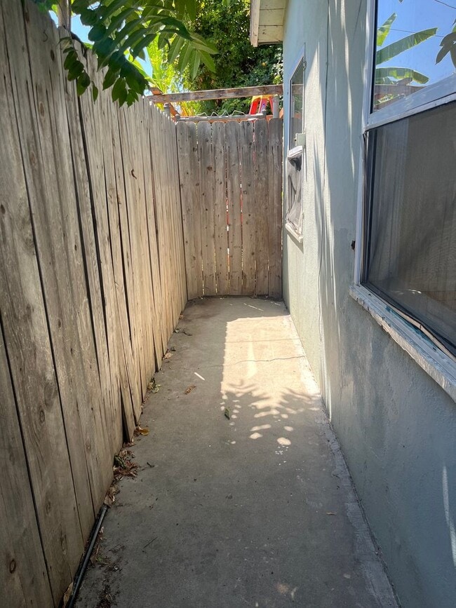 Building Photo - 1609-1611 Gundry Ave Unit 1611