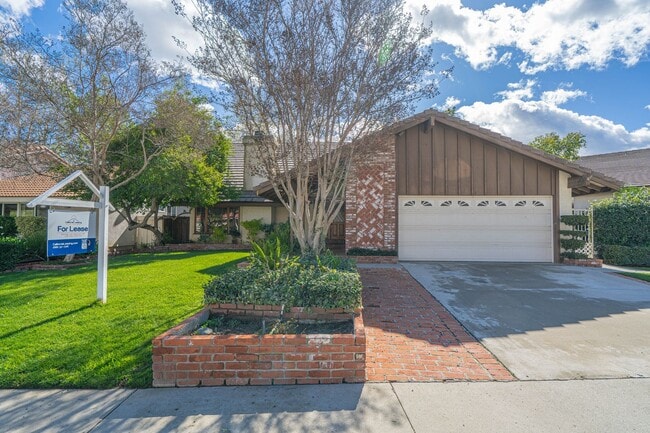 Building Photo - Old Orchard 1 - 4 Bedroom Home in Valencia!