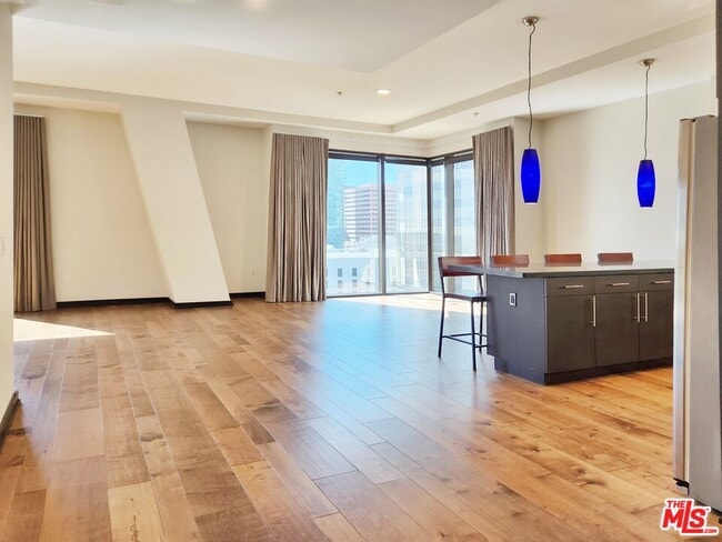 Building Photo - 655 S Hope St Unit 1205