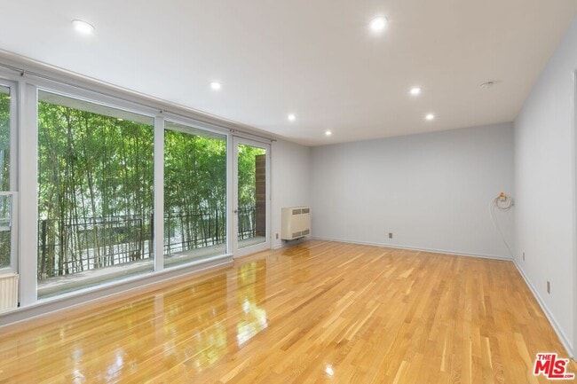 Building Photo - 1155 N Clark St Unit 2