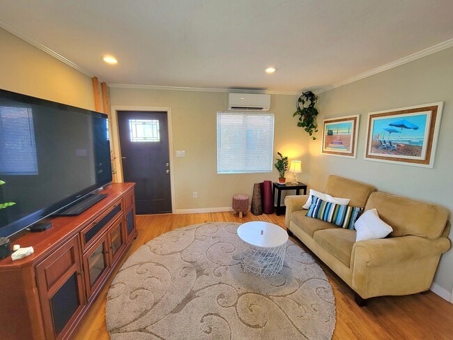 Photo - 4749 Niagara Ave