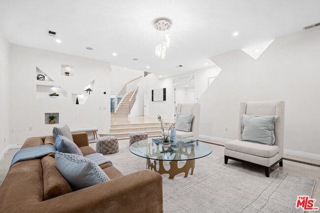 Photo - 1121 Roberto Ln