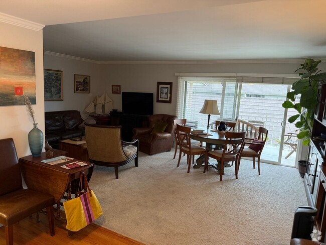 Building Photo - Spacious 2 BED/ 1.5 BATH in Encino Royal (... Rental