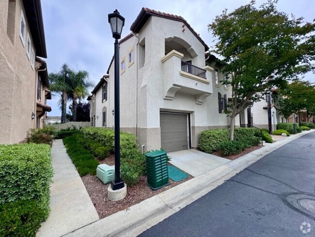 Building Photo - 3 Bedroom 2.5 Bath Condo in Gated Communit...