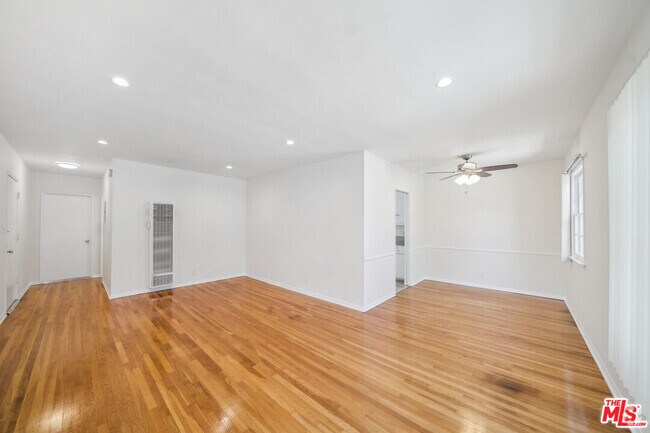 Building Photo - 5329 Vantage Ave Unit 6 Rental