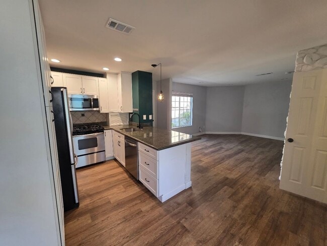 Building Photo - RENOVATED 2BD/1.5 BATH WITH PARKING, LAUNDRY, AND FULL H-VAC Unit 4