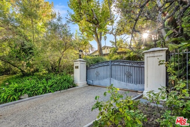 Photo - 829 Whittier Dr