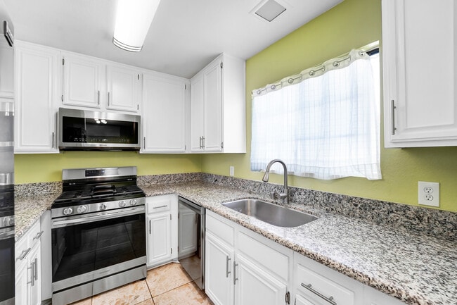 Kitchen - 2971 Plaza del Amo Unit 267