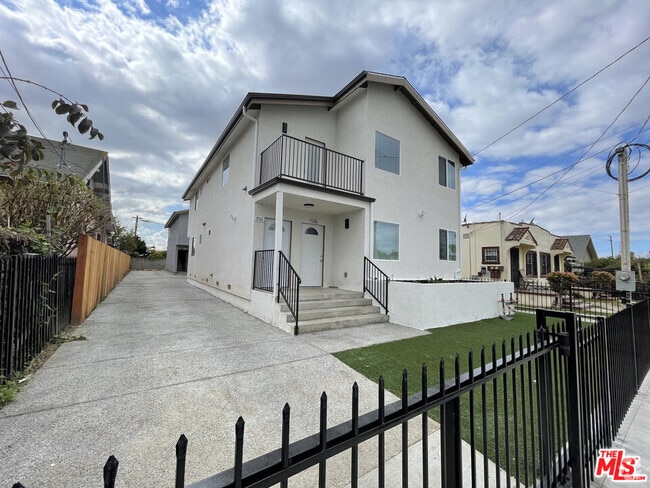 Building Photo - 708 W 50th St Rental