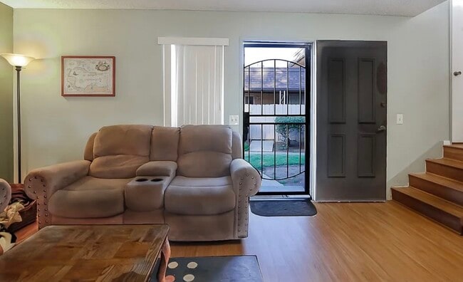 Photo - 2121 E Grand Ave