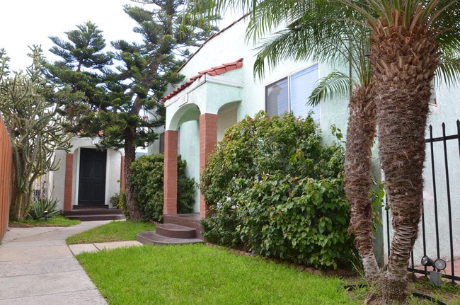 Entry - 1128 N Mariposa Ave