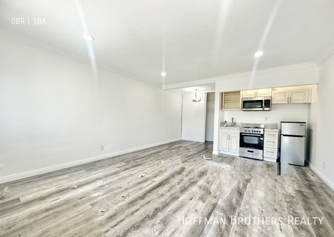 Building Photo - 14024 Oxnard St