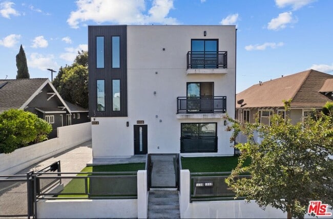 Building Photo - 1110 E 40th Pl