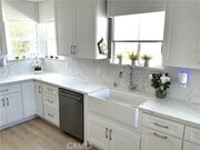 Photo - 17415 Victory Blvd