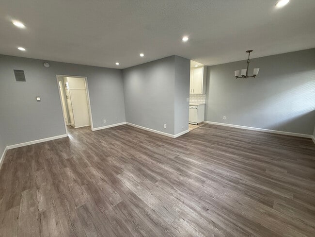 Building Photo - 2020 Preuss Rd Unit 109