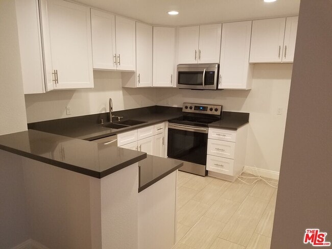 Building Photo - 827 2nd St Unit 106