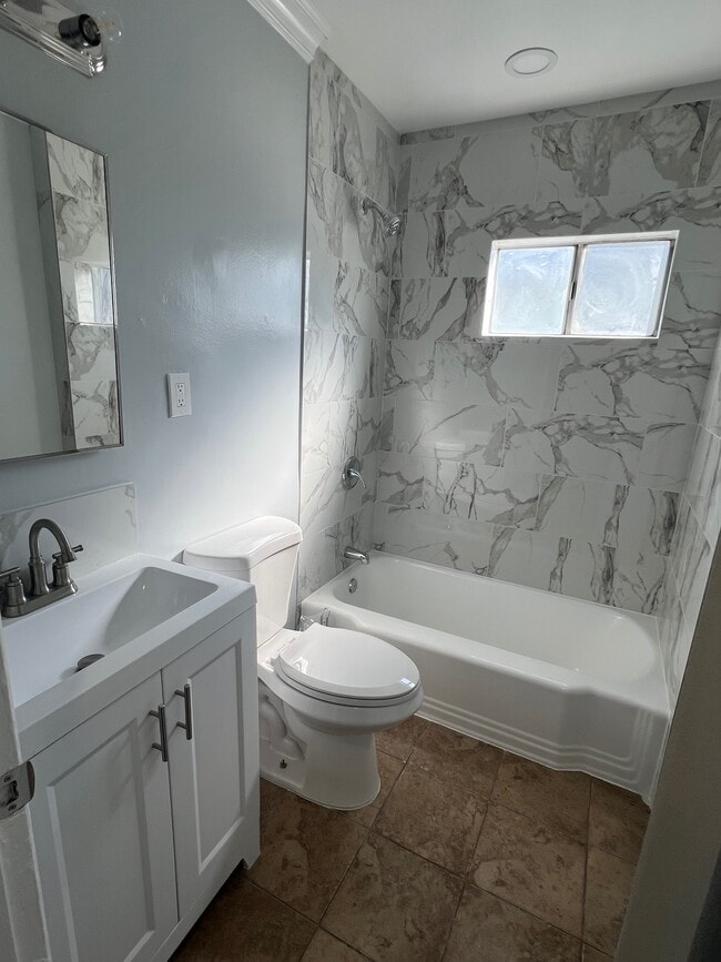 full bathroom - 2293 Grand Ave