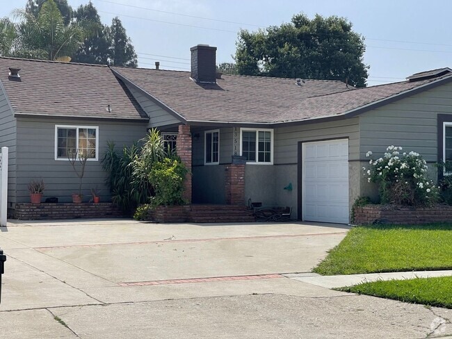 Building Photo - Charming 3 bedroom pool home